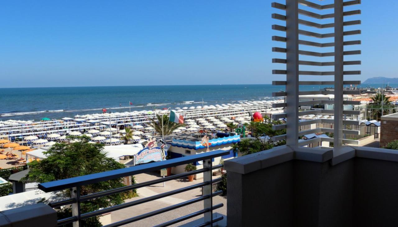 Hotel Record Riccione Buitenkant foto