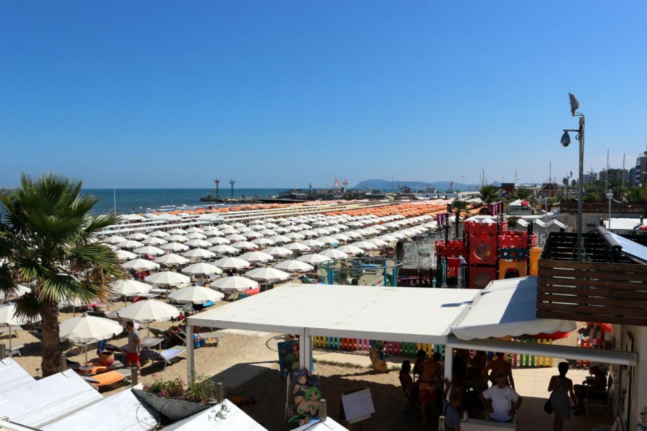 Hotel Record Riccione Buitenkant foto