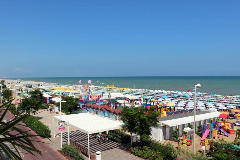 Hotel Record Riccione Buitenkant foto