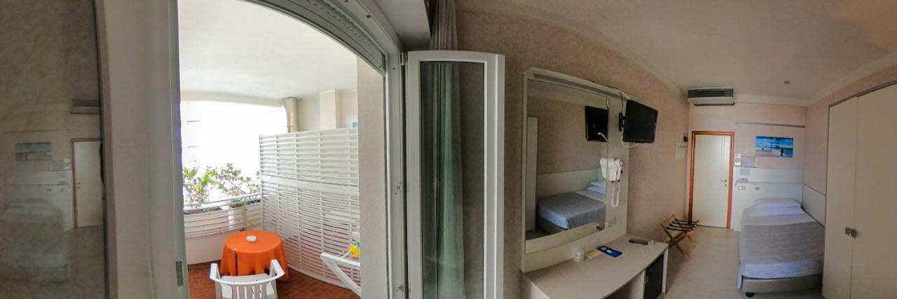 Hotel Record Riccione Buitenkant foto