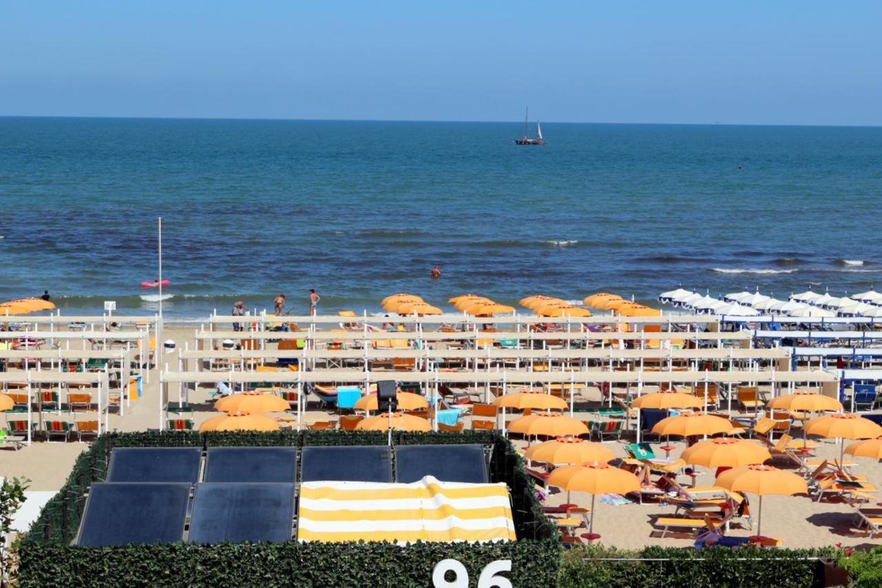 Hotel Record Riccione Buitenkant foto