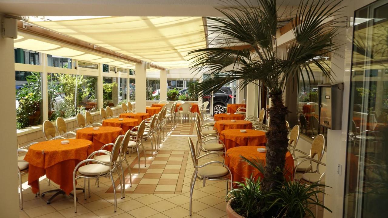 Hotel Record Riccione Buitenkant foto