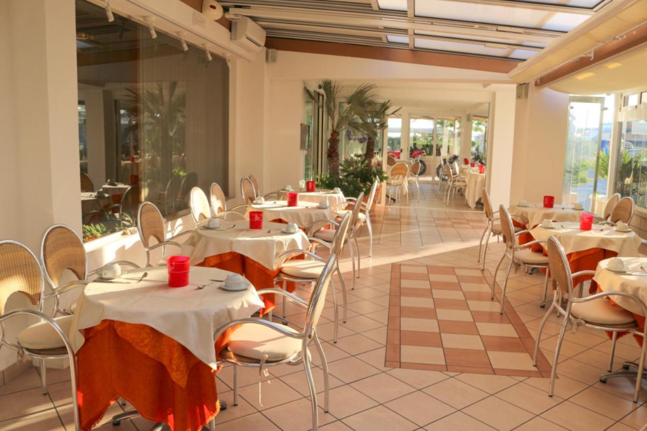 Hotel Record Riccione Buitenkant foto